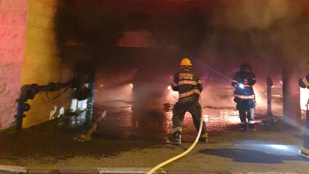 מכוניות הוצתו בחיפה: כ-60 נפגעים קל משאיפת עשן