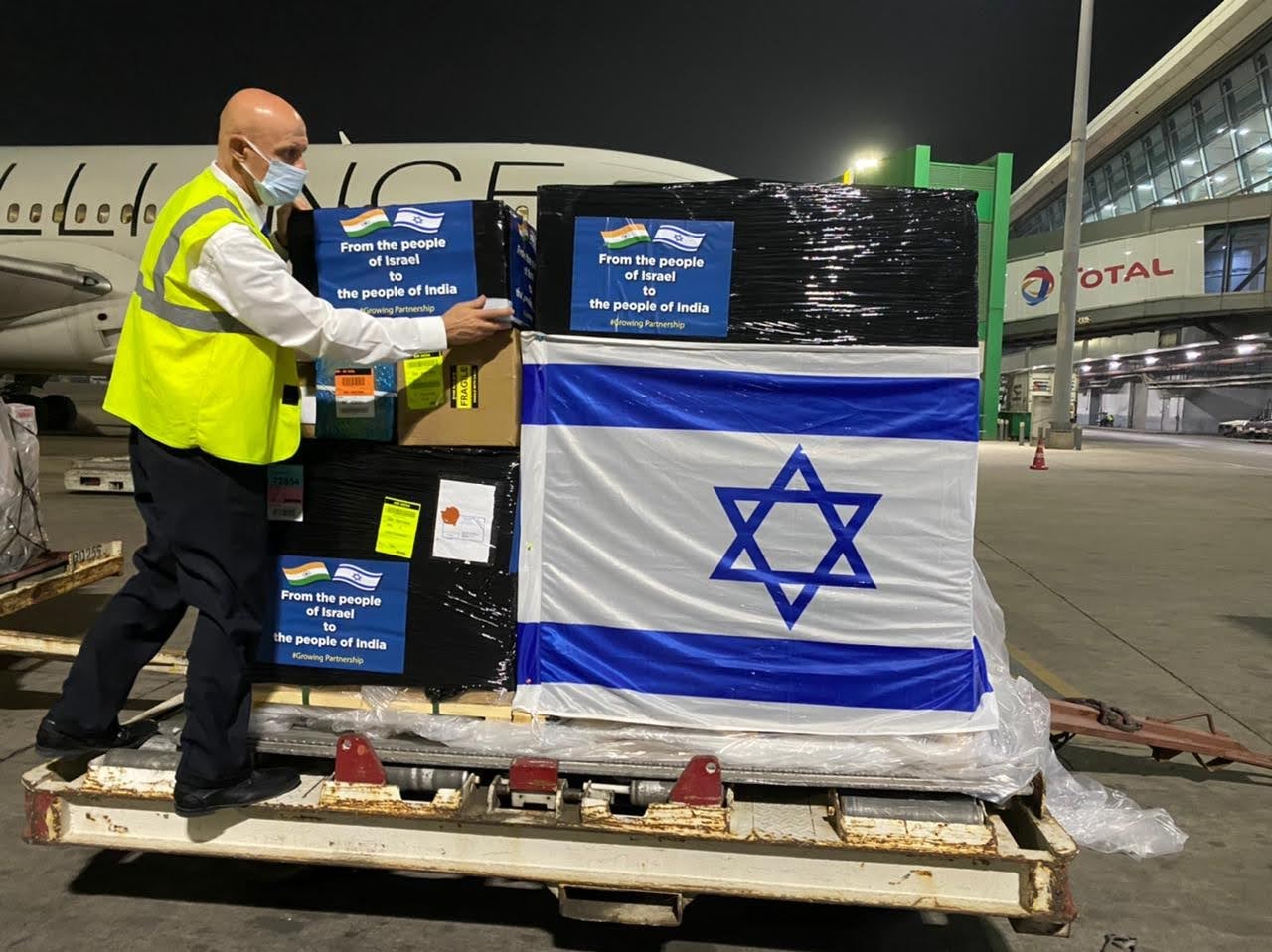 אור לגויים: טונות של ציוד רפואי נשלחו להודו