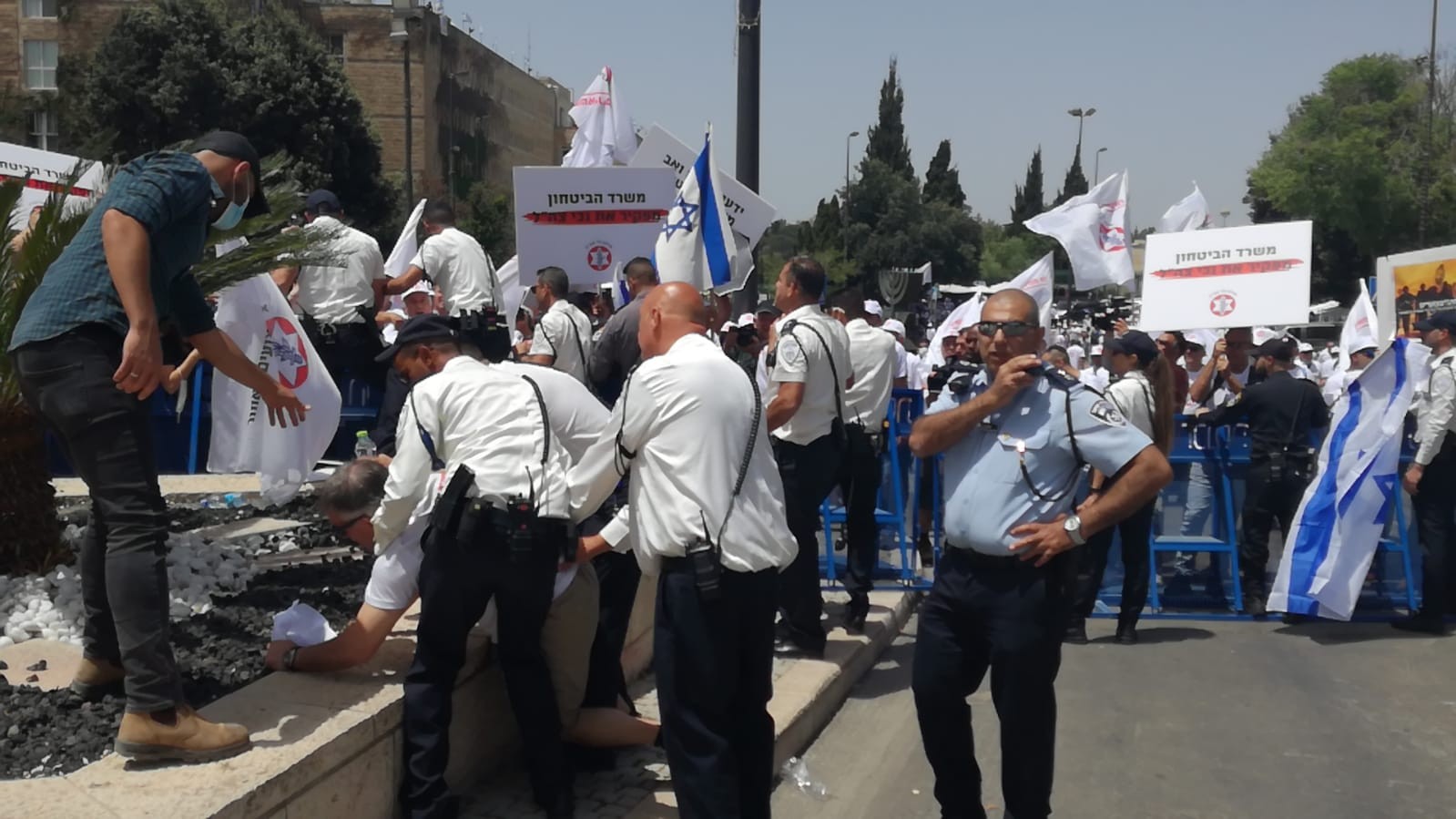 נכי צה''ל חוסמים את הכניסה לירושלים: "השארתם אותנו מאחור"