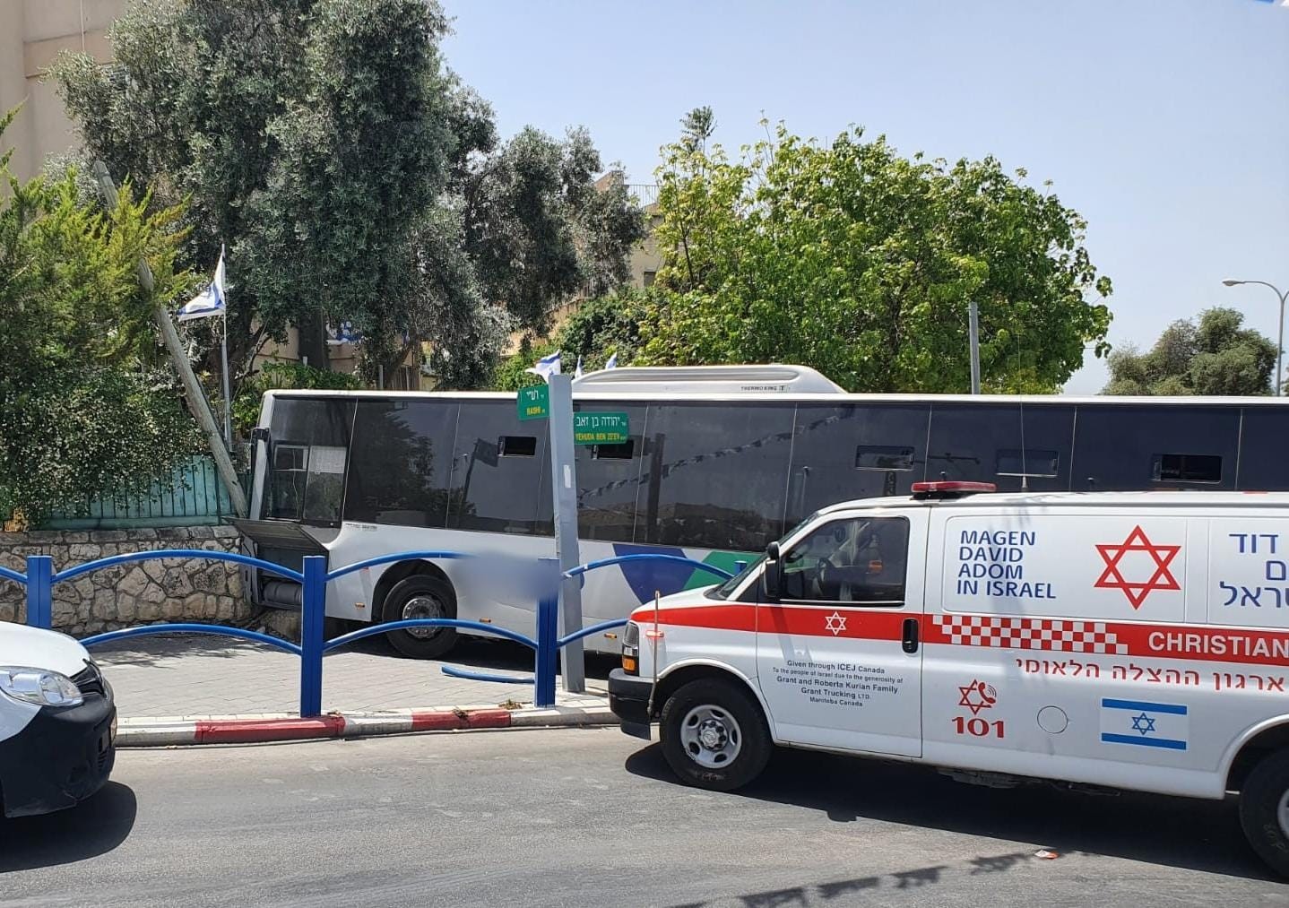 אוטובוס מלא בילדים התנגש בקיר - 15 נפצעו
