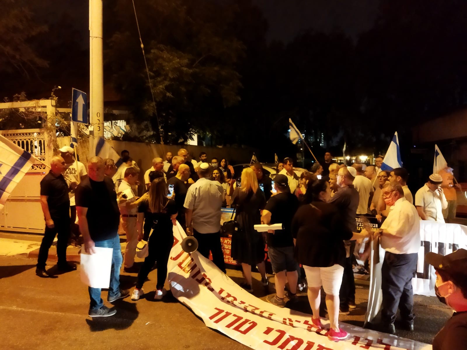 עשרות מפגינים מחוץ לביתה של איילת שקד