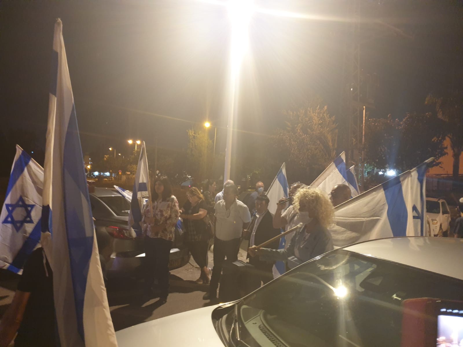 עשרות מפגינים מחוץ לביתו של חבר הכנסת ניר אורבך