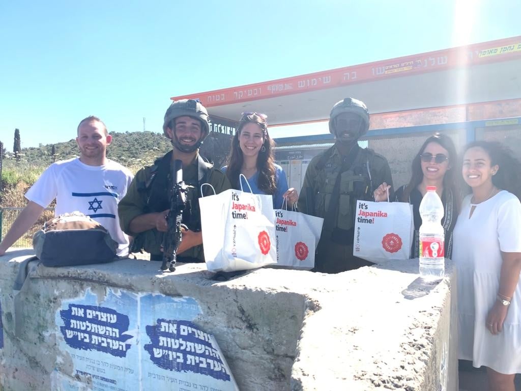 שבוע לאחר הפיגוע, מחזקים את חיילי צה''ל בצומת תפוח