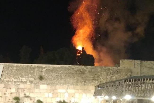דו"צ בתגובה לשריפה בהר הבית: "החמאס יורה על מסגד אל אקצה" | תיעוד