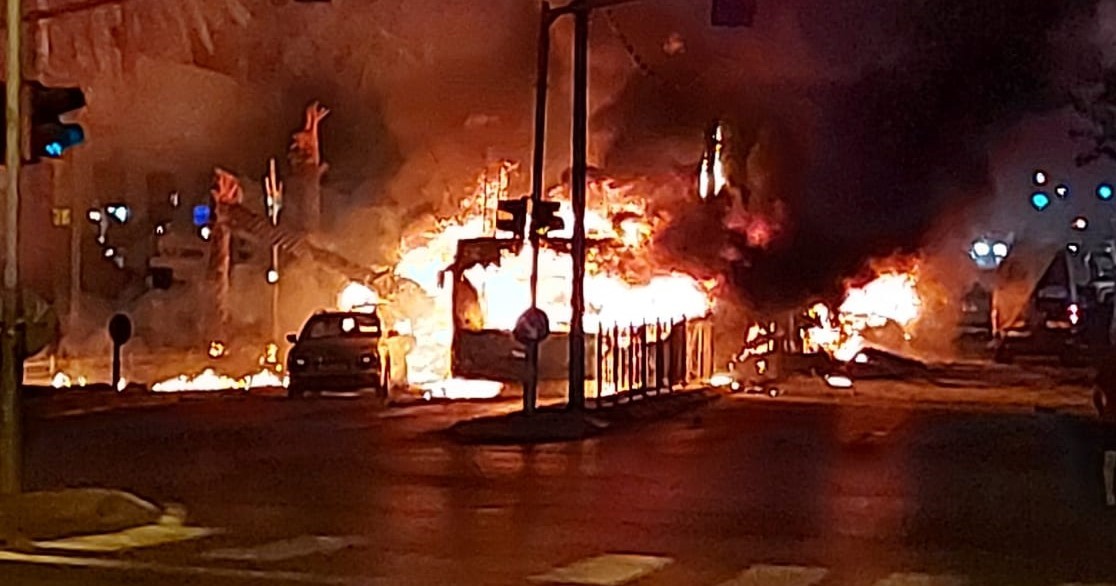 תיעוד מפגיעת הטיל באוטובוס בחולון