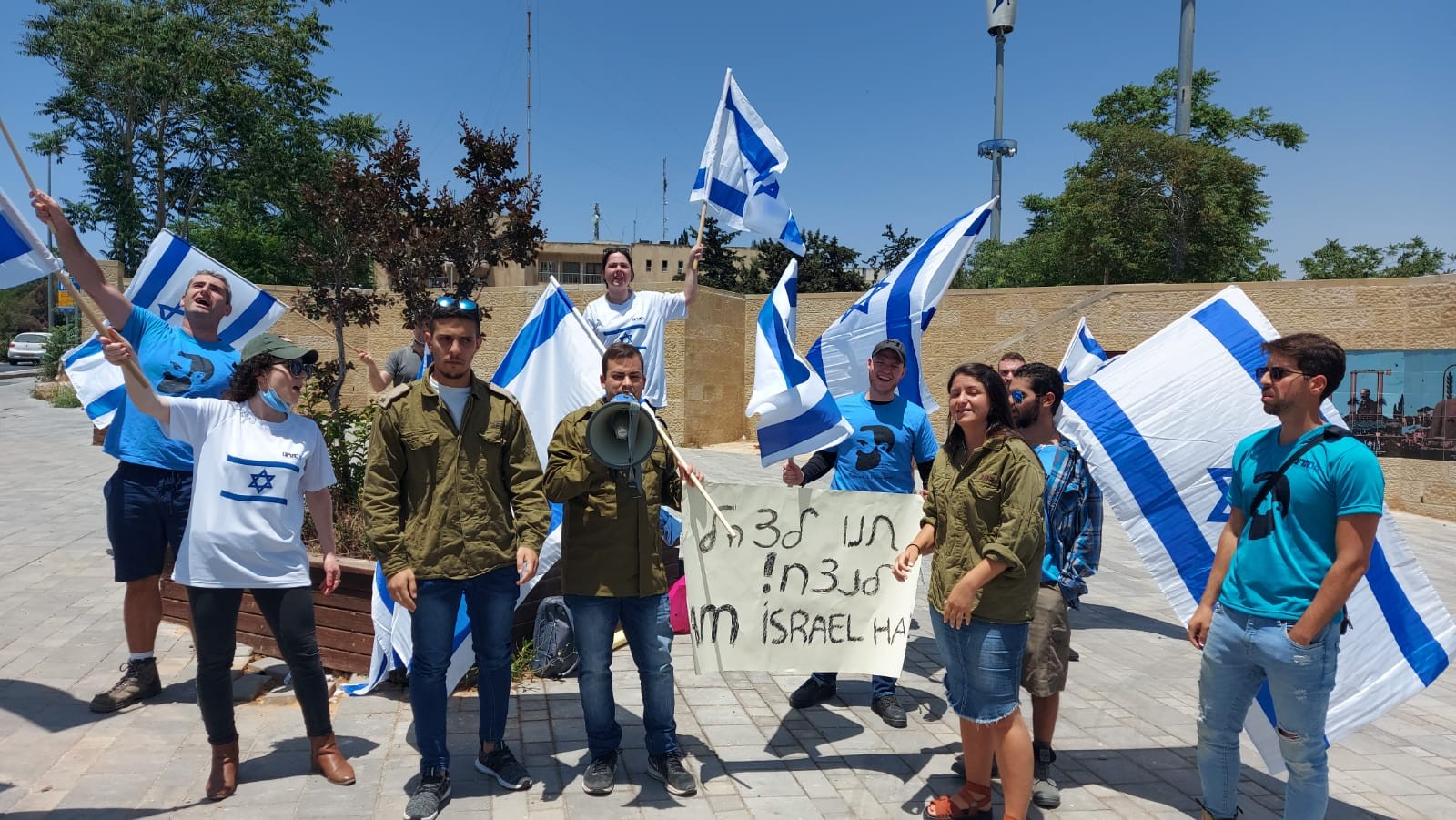 הפגנה למען כוחות הבטחון באונב' העברית: "יד ברזל נגד מחבלים"