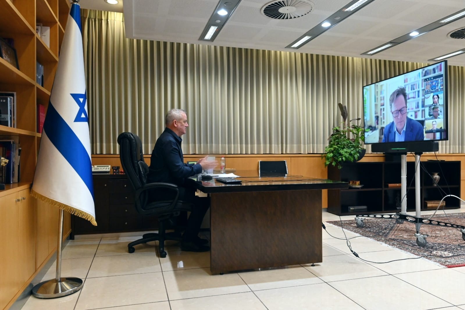 גנץ נפגש עם ראשי טיק-טוק: הסירו תכנים המסיתים לטרור