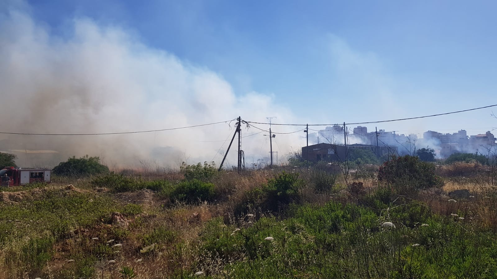תוך כדי ירי: לוחמי האש פעלו לכיבוי שריפה