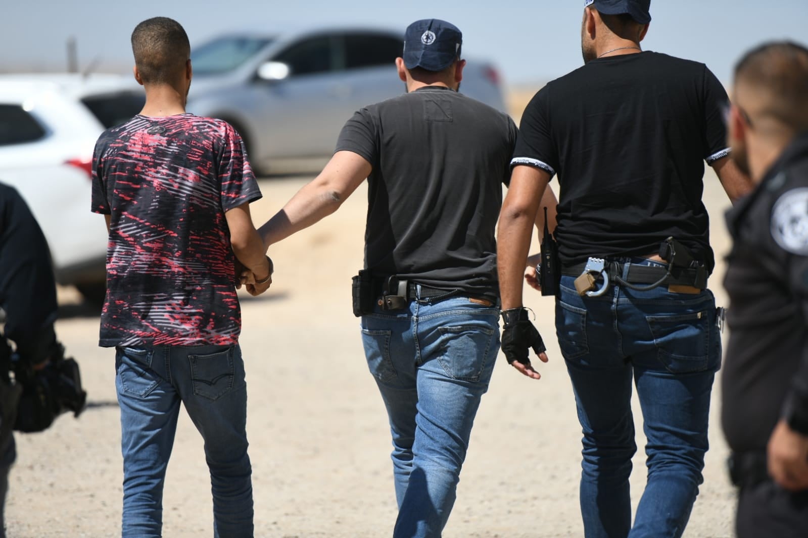 פשיטה בליל חג: המשטרה עצרה שלושה תושבי כפר פרדיס ובחברון