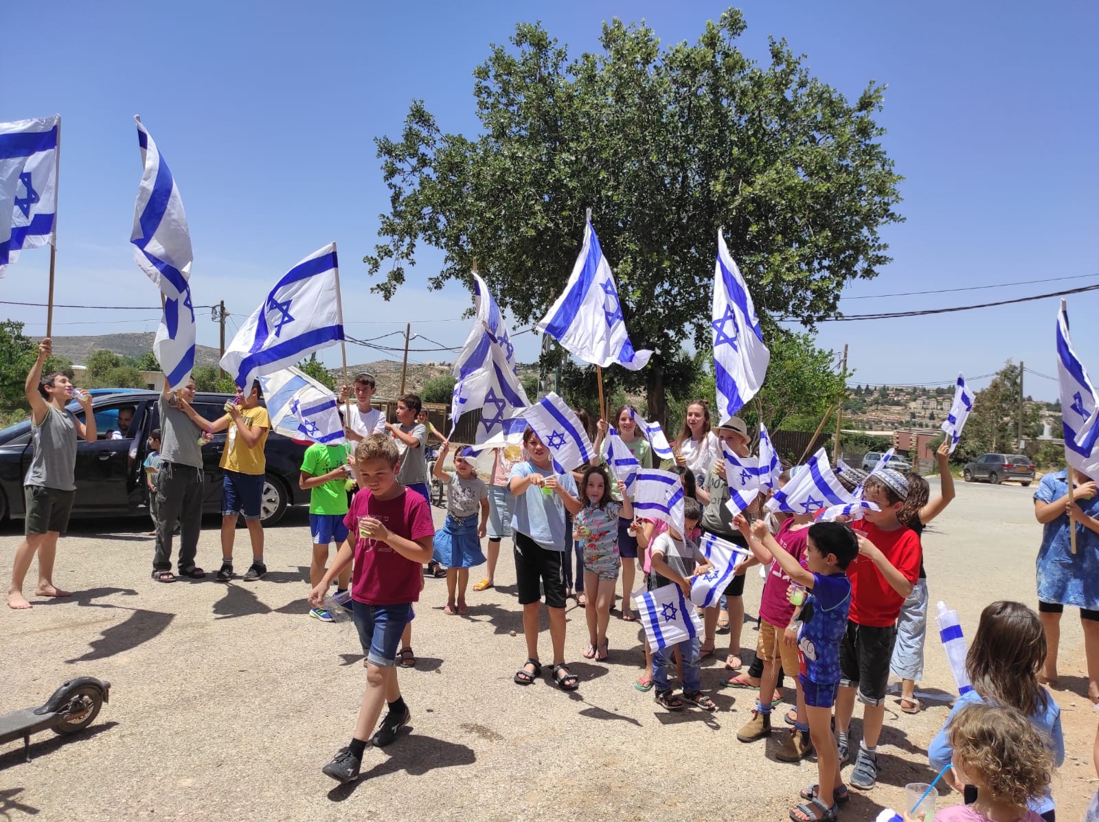להרמת המורל: מועצת בנימין מחלקת עשרות אלפי דגלים