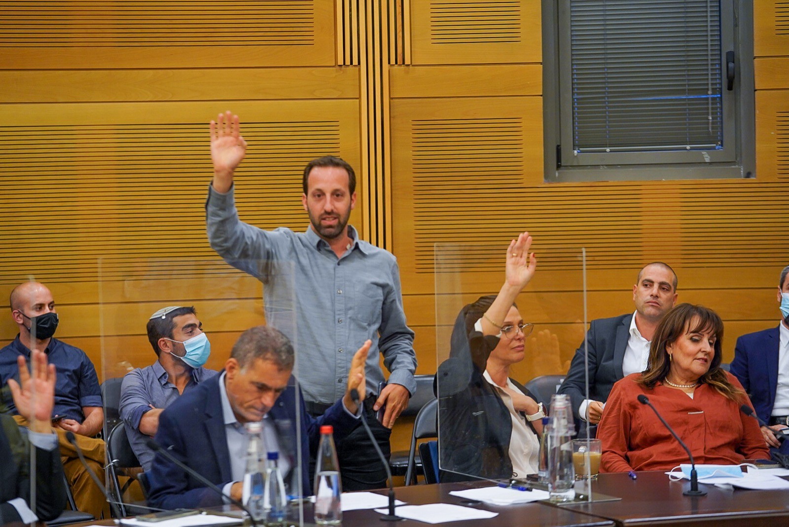 הוועדה המסדרת בשורת החלטות - בימין מחו