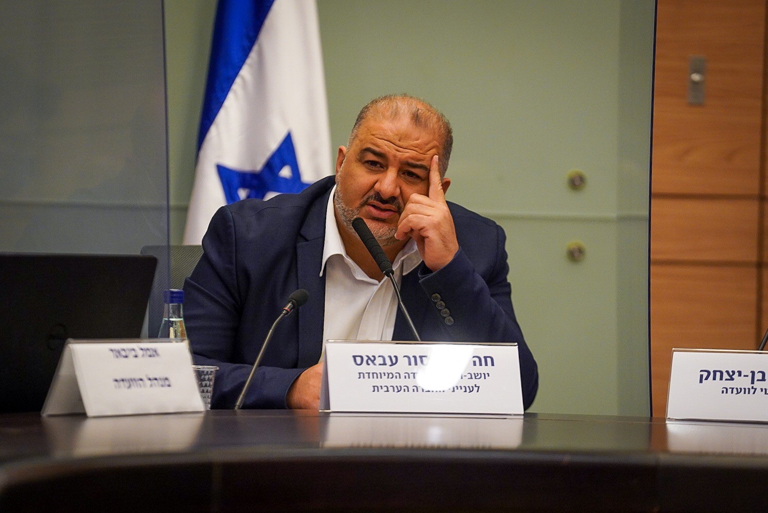 עבאס קרא להכיל את ההפגנות, והדיון פוצץ