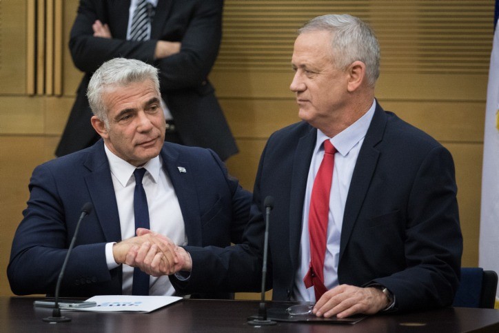 בדרך לממשלת שמאל: צוותי המו״מ של גנץ, סער ולפיד ייפגשו היום