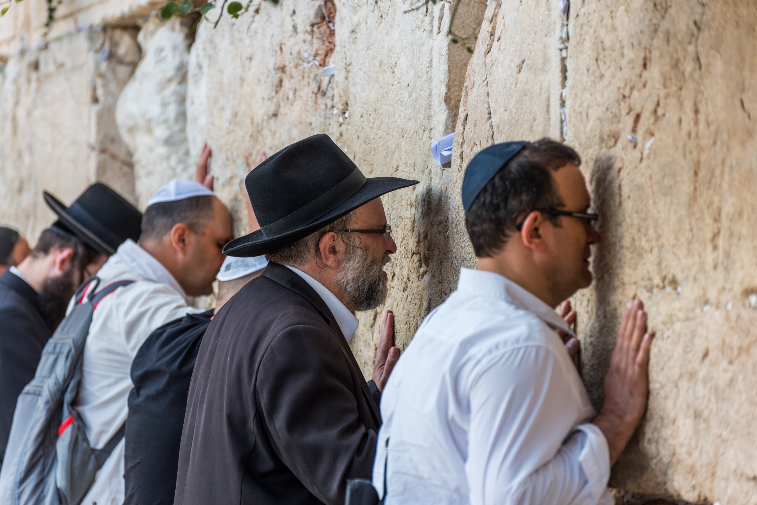 סממן יהודי: הקומיקאי עידן רצבי מתלבט - מתי כדאי לשים כיפה?