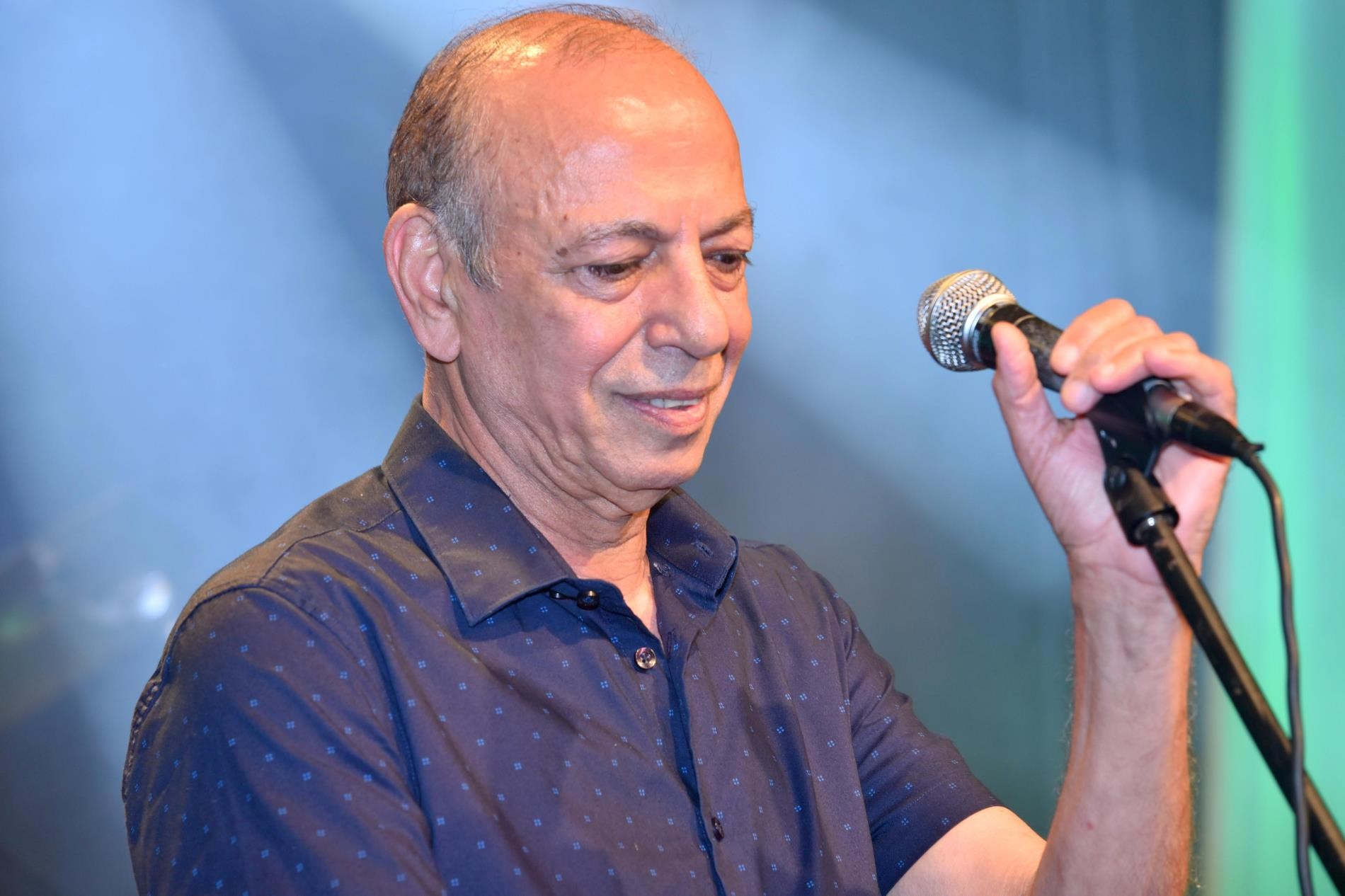 מנגן ושר: אבנר גדסי חוזר בשיר חדש | האזינו