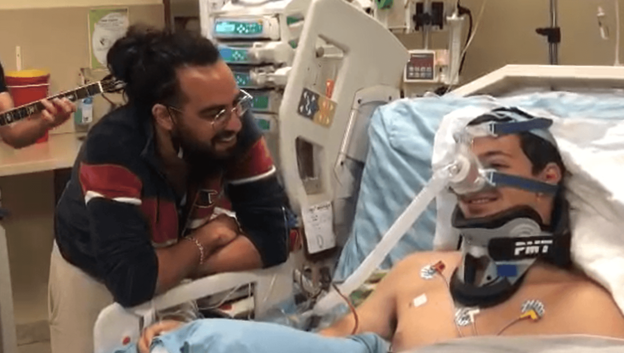 בניה ברבי מבקר את בניה פרץ, שנפצע אנוש בפיגוע בצומת תפוח | קרדיט: יח"צ