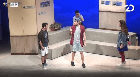 מול כולם (תיאטרון השעה)