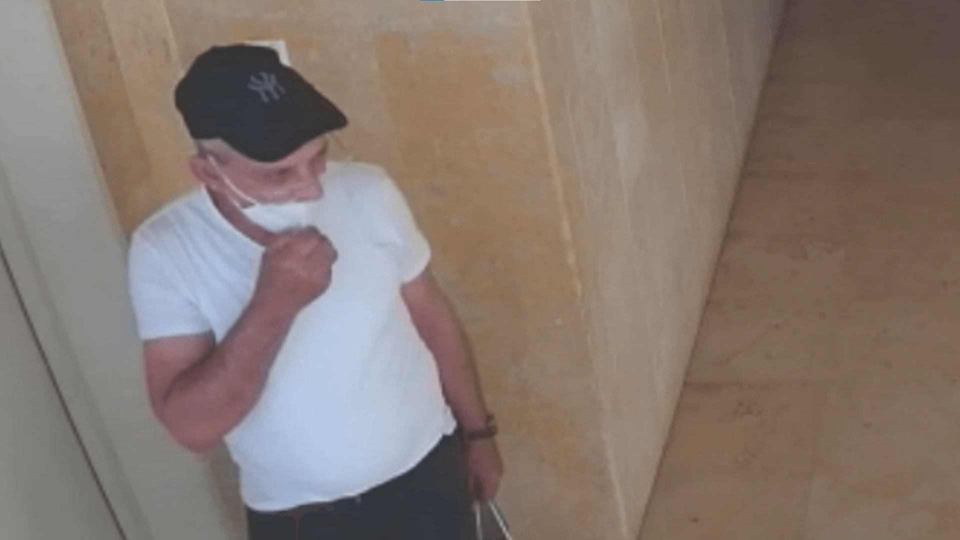 התחזה לטכנאי, שיכנע קטינה שתכניס אותו לביתה וגנב תכשיטים | צפו