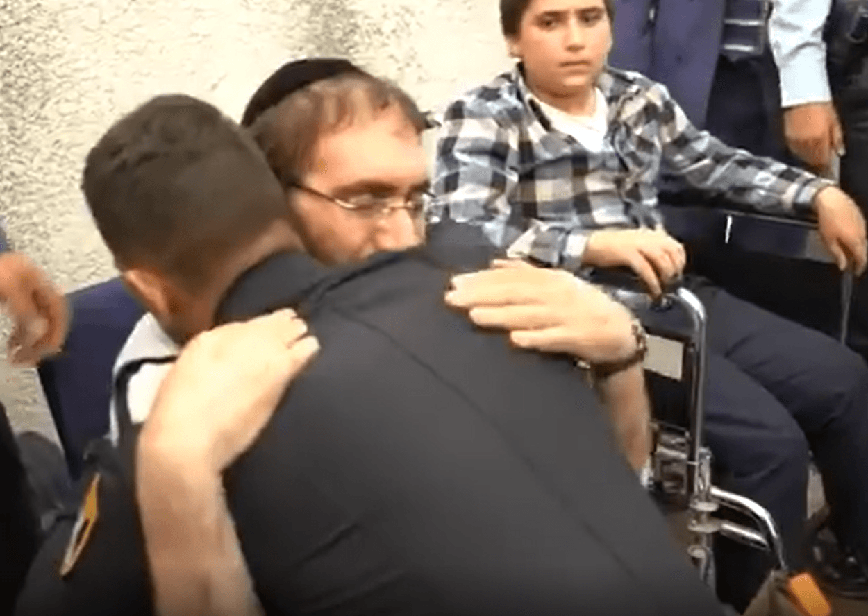 המפגש המרגש בין השוטר לילד שהציל