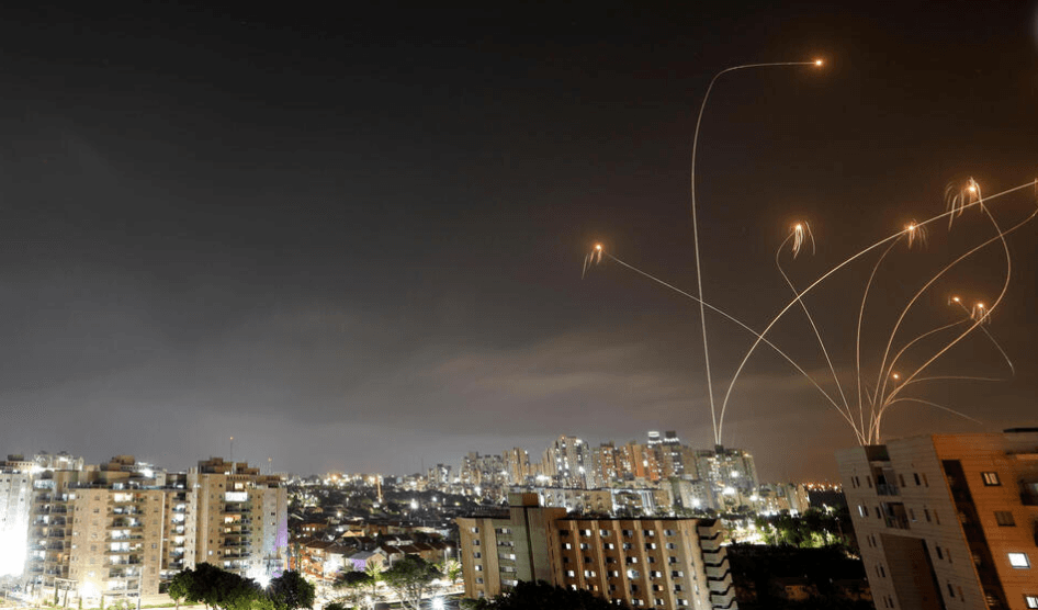 יירוטי כיפת ברזל בשמי אשקלון, הערב (צילום: רויטרס)
