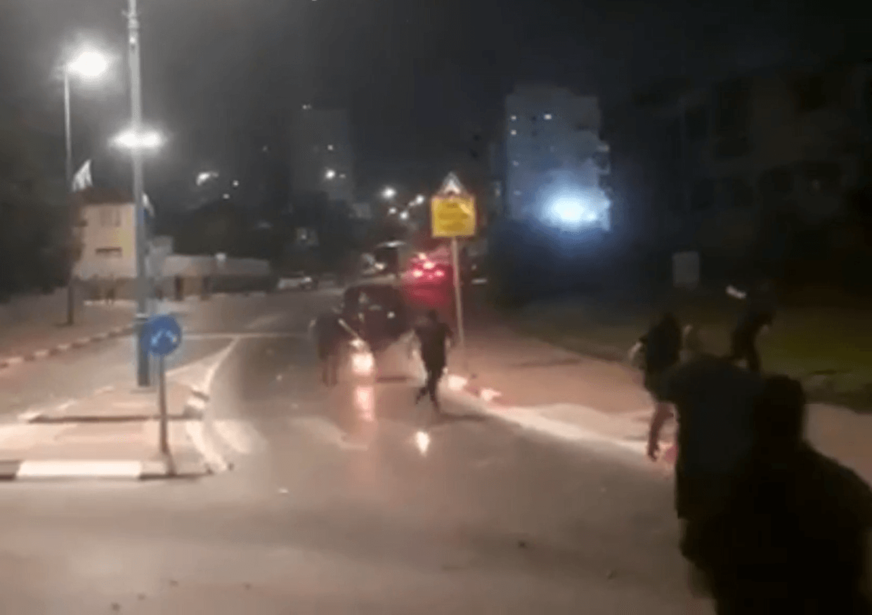 יידוי אבנים, אלימות וקריאות למוות | תיעוד רגעי הירי בלוד