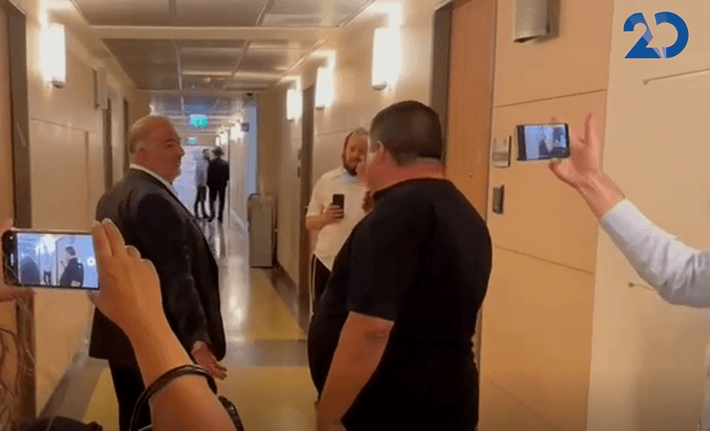 המפגש הטעון בין האב השכול למנסור עבאס במסדרונות הכנסת | צפו