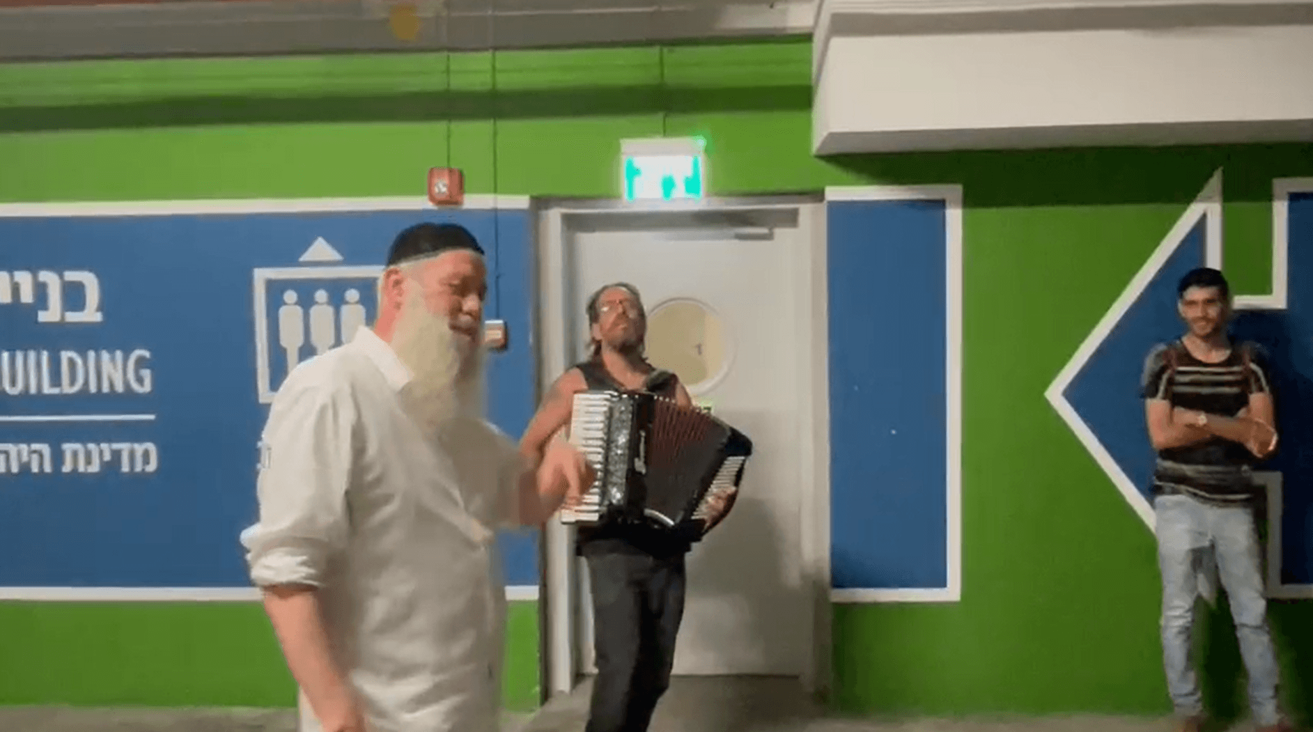 שולי רנד מופיע בחניון של זאפה הרצליה. קרדיט: יח"צ