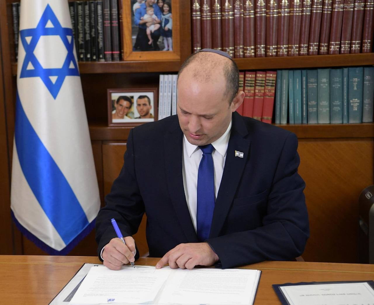 רה"מ נפתלי בנט נכנס לתפקידו במשרד ראש הממשלה | צפו