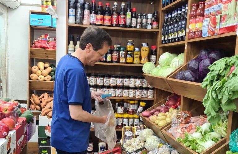 בתוך עמו: הנשיא הנבחר תועד בקניות לקראת שבת