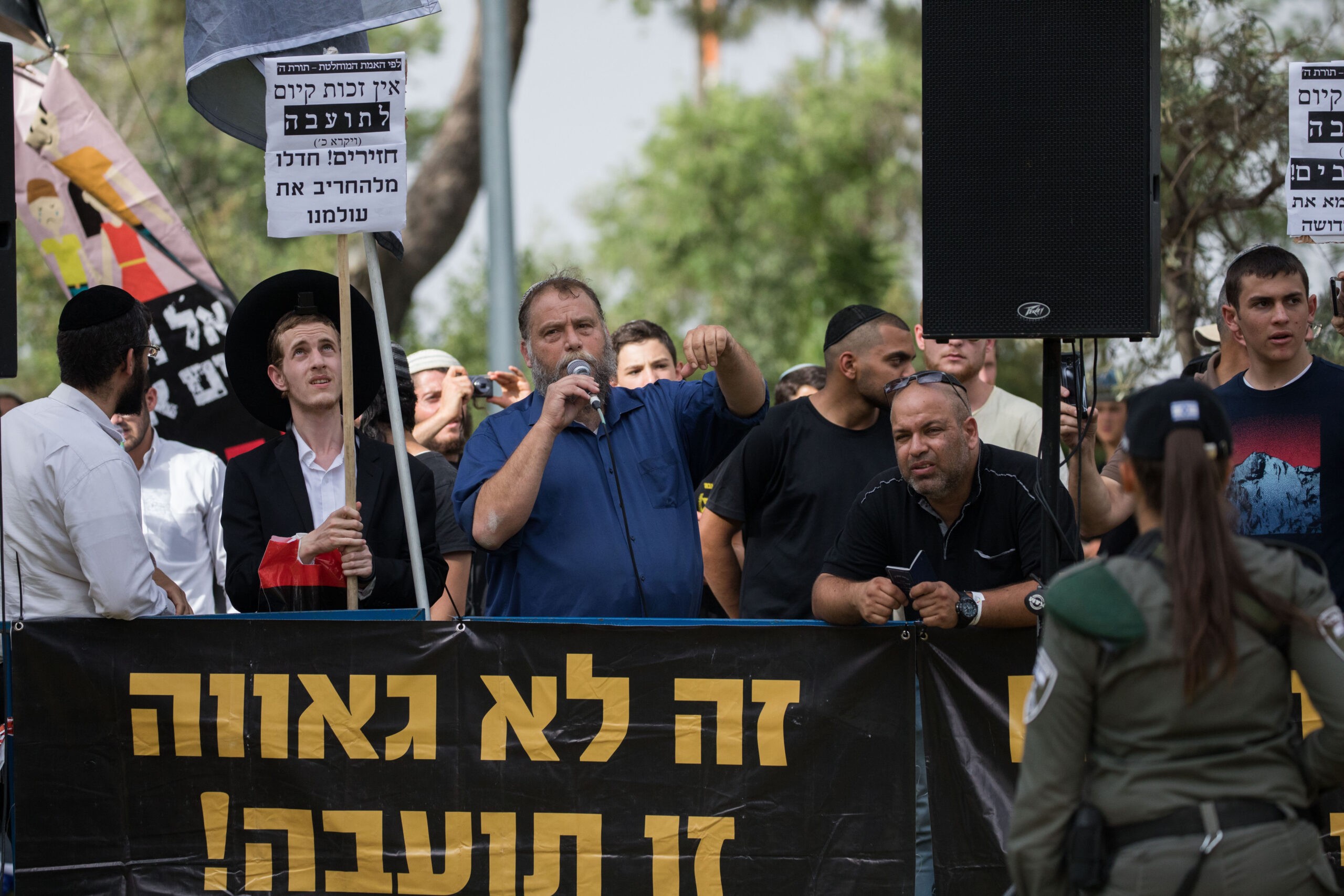 קטינים שתלו שלטים נגד מצעד "הגאווה" נעצרו: "רמיסת זכויות"