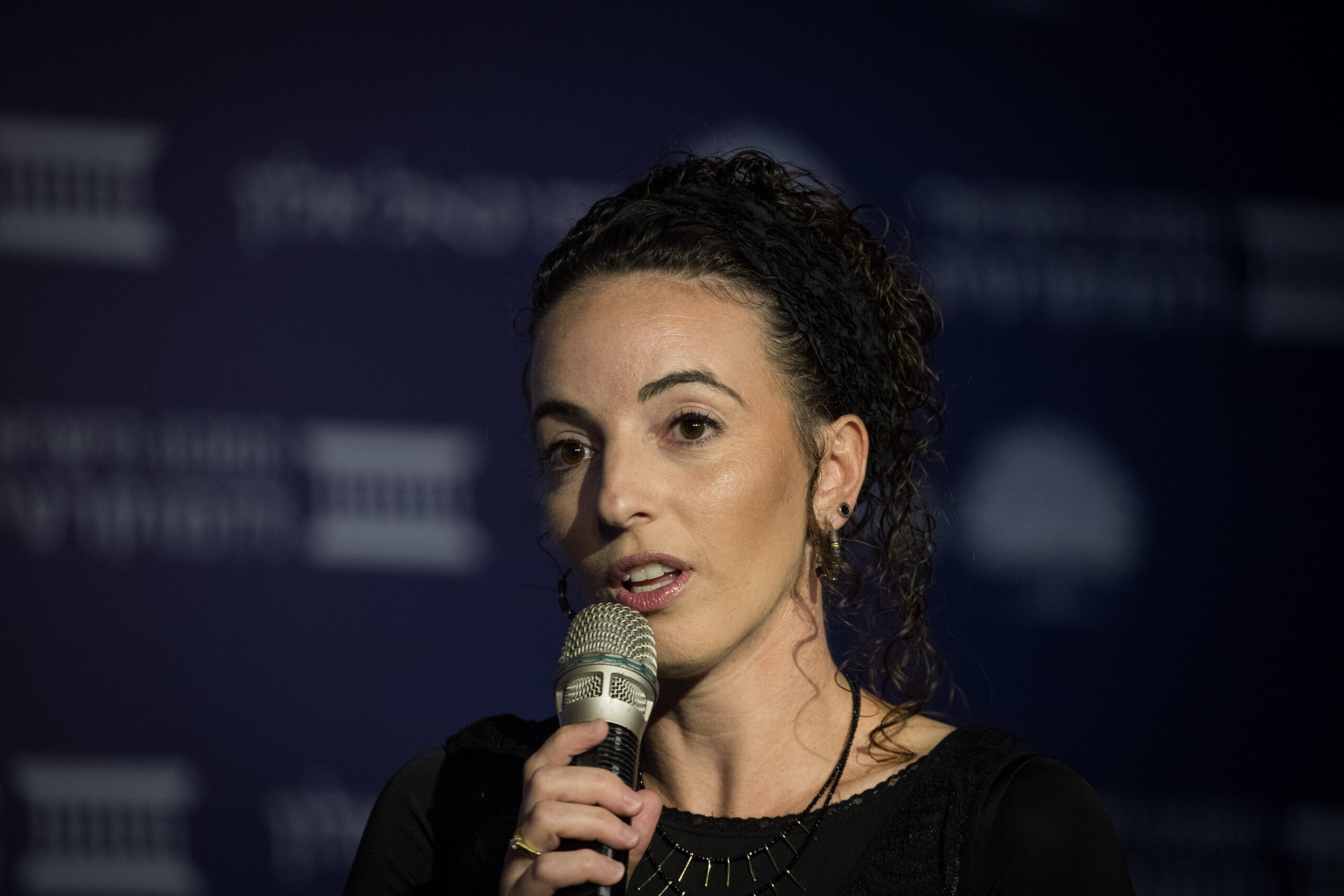 הידברות? סתימת פיות: פעילי שמאל הפגינו - השרה סילמן ירדה מהבמה | תיעוד