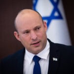 בנט הציע עשרות אלפי שקלים לאדם שטען כי העתיק ממנו רעיונות
