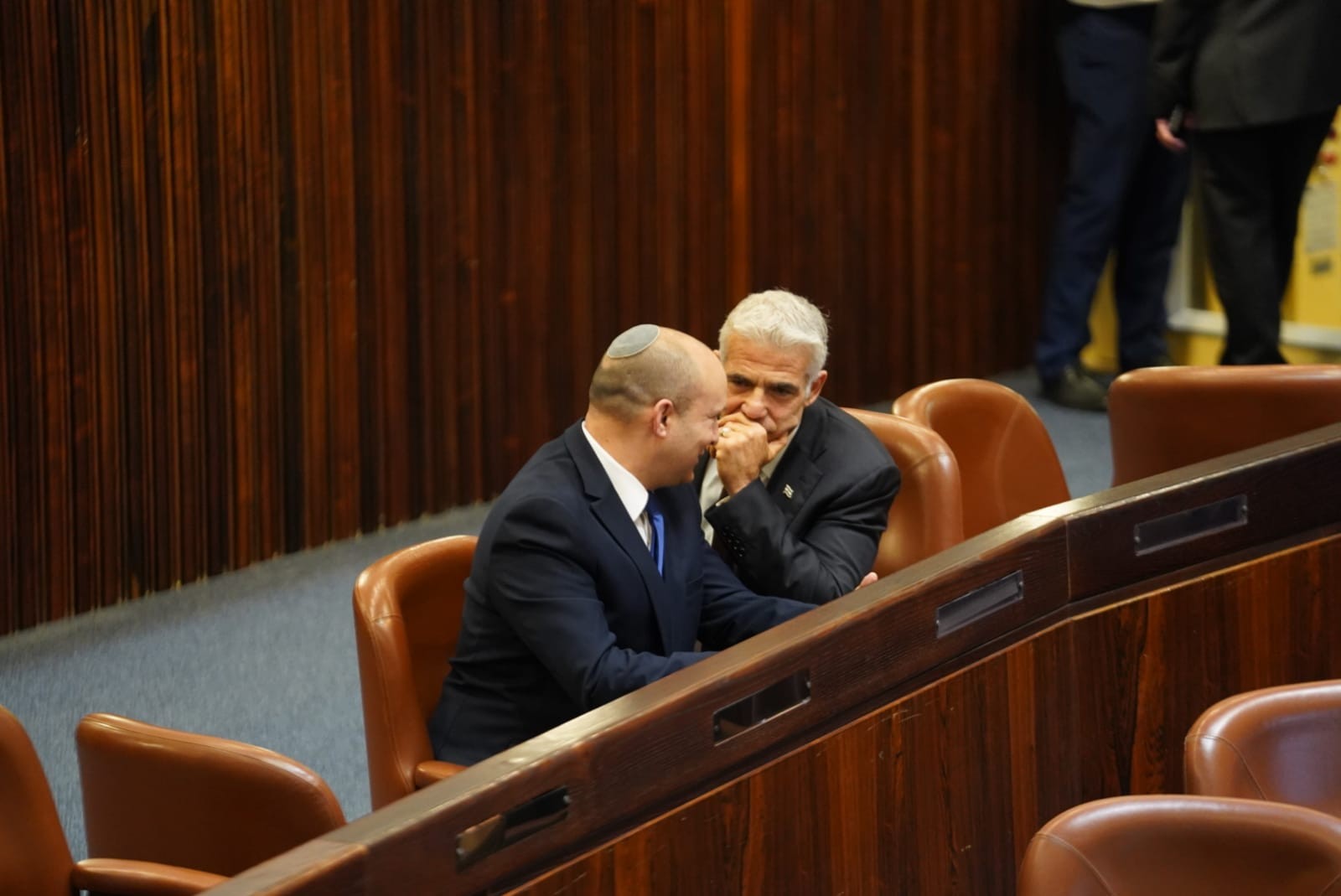 הסתודדויות ולחישות - הדרמה האמיתית במהלך הבחירות לנשיאות