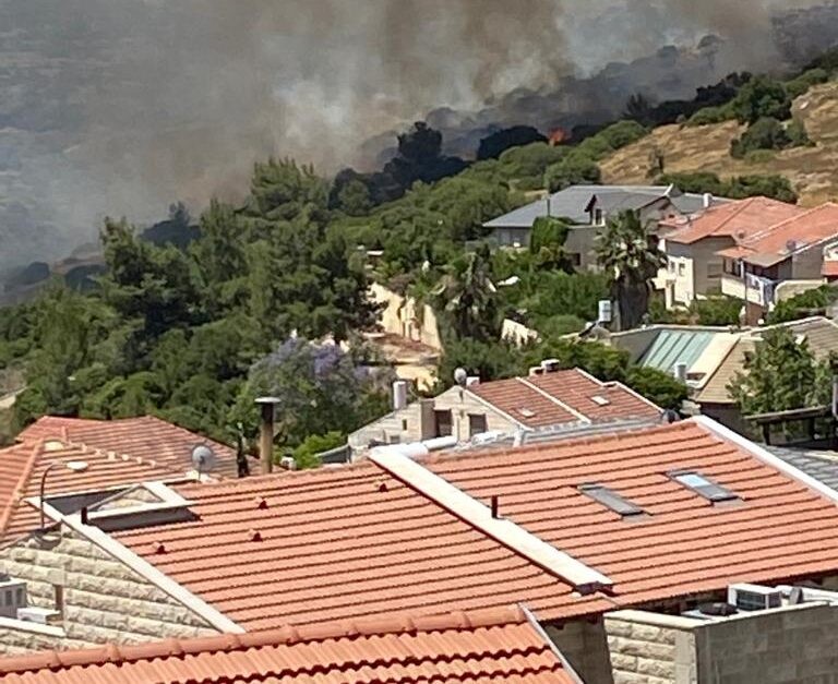 400 משפחות פונו בגלל שריפה ליד צור הדסה: חשש מהתחזקות הרוח