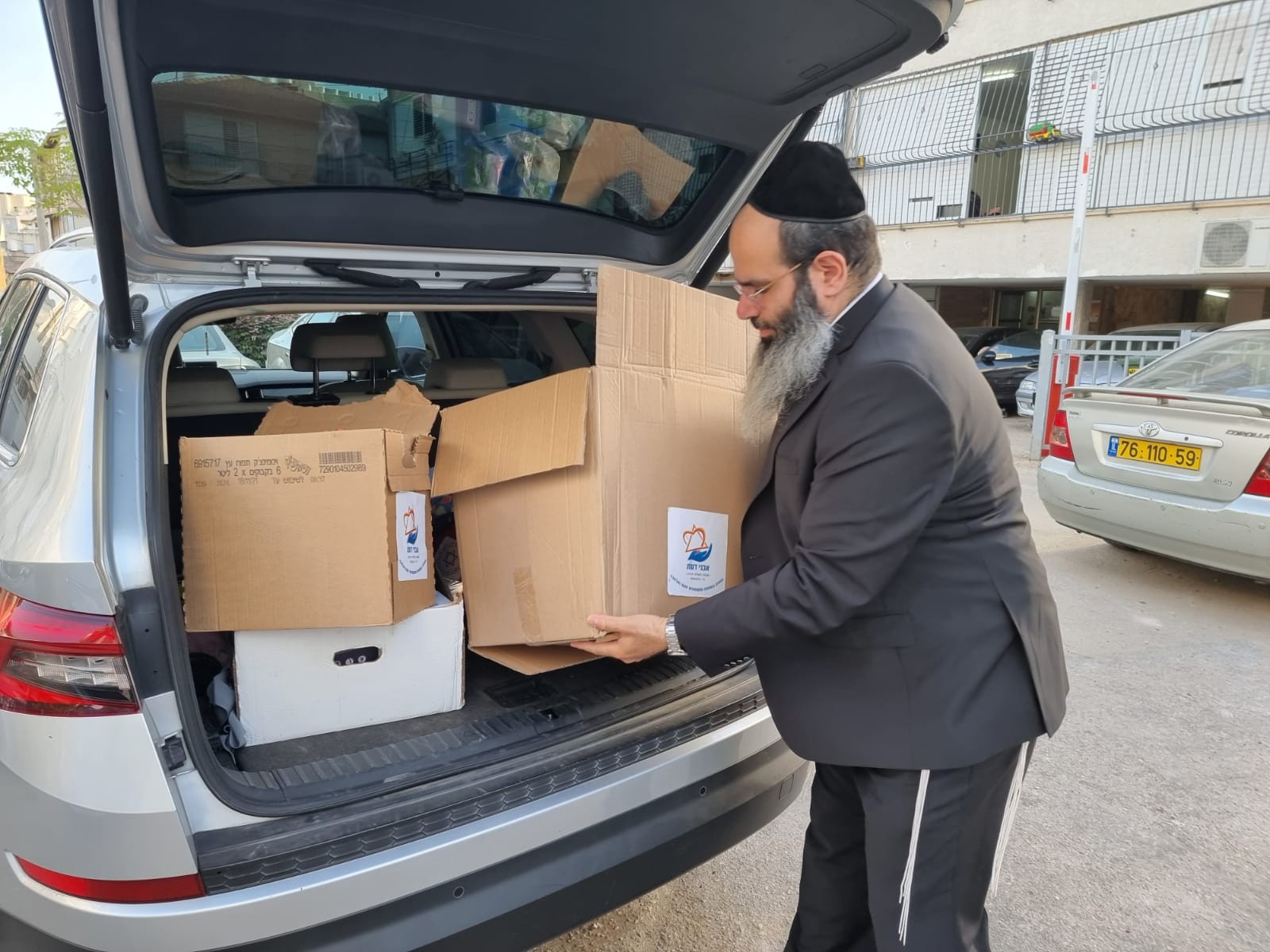 הרב מיכאל קקון בפעילות למען יתומים ואלמנות - עמותת אבני דעת