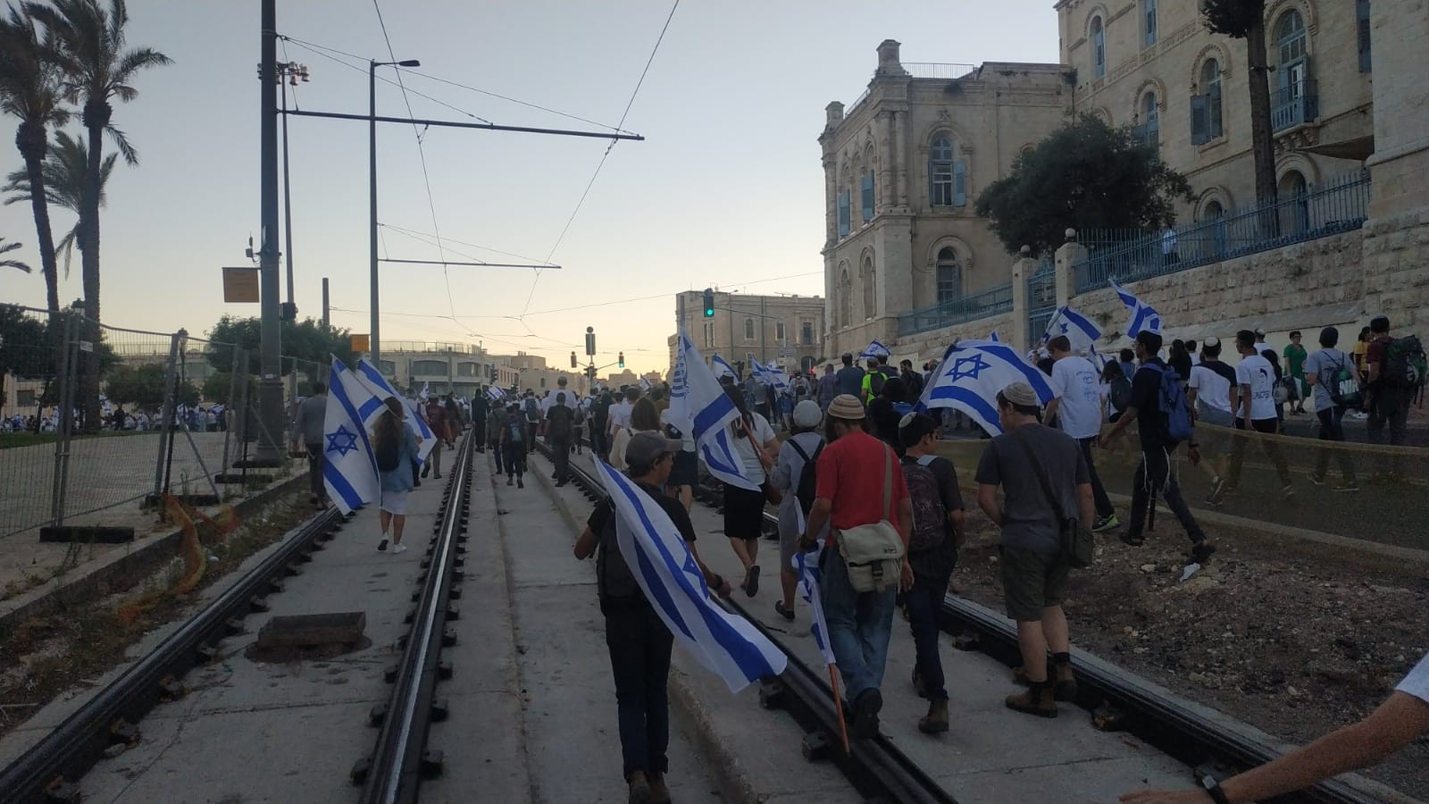 אלפים במצעד הדגלים: "אנחנו מאמינים בני מאמינים"