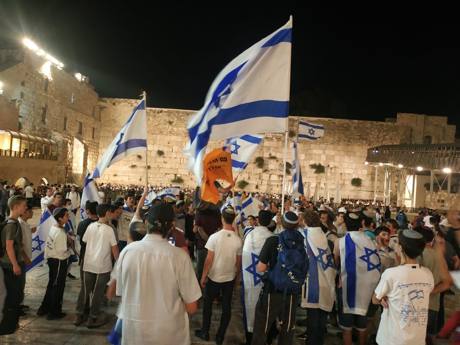 מצעד הדגלים: הנהגת החוץ בחמאס דוחפת לעימות, הנהגת עזה מתגדת