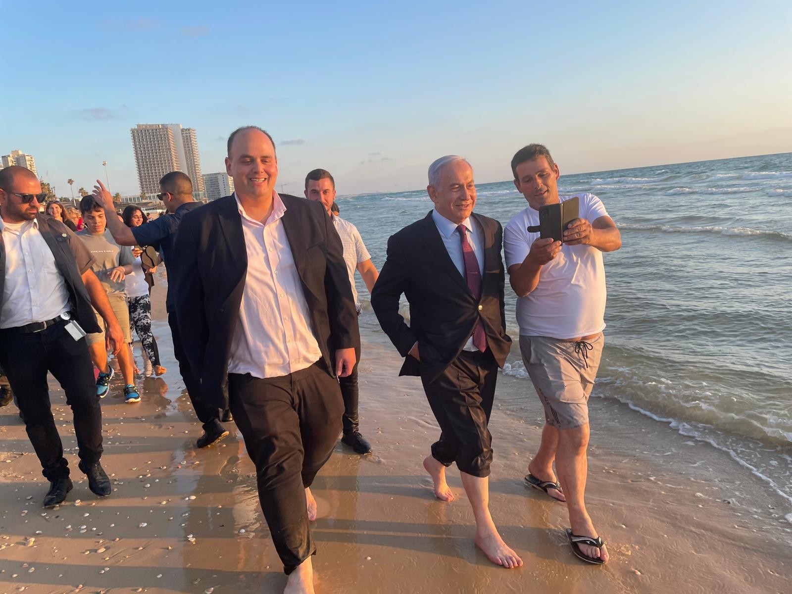 "אוהבים אותך ביבי" | נתניהו בבת - ים; צפו