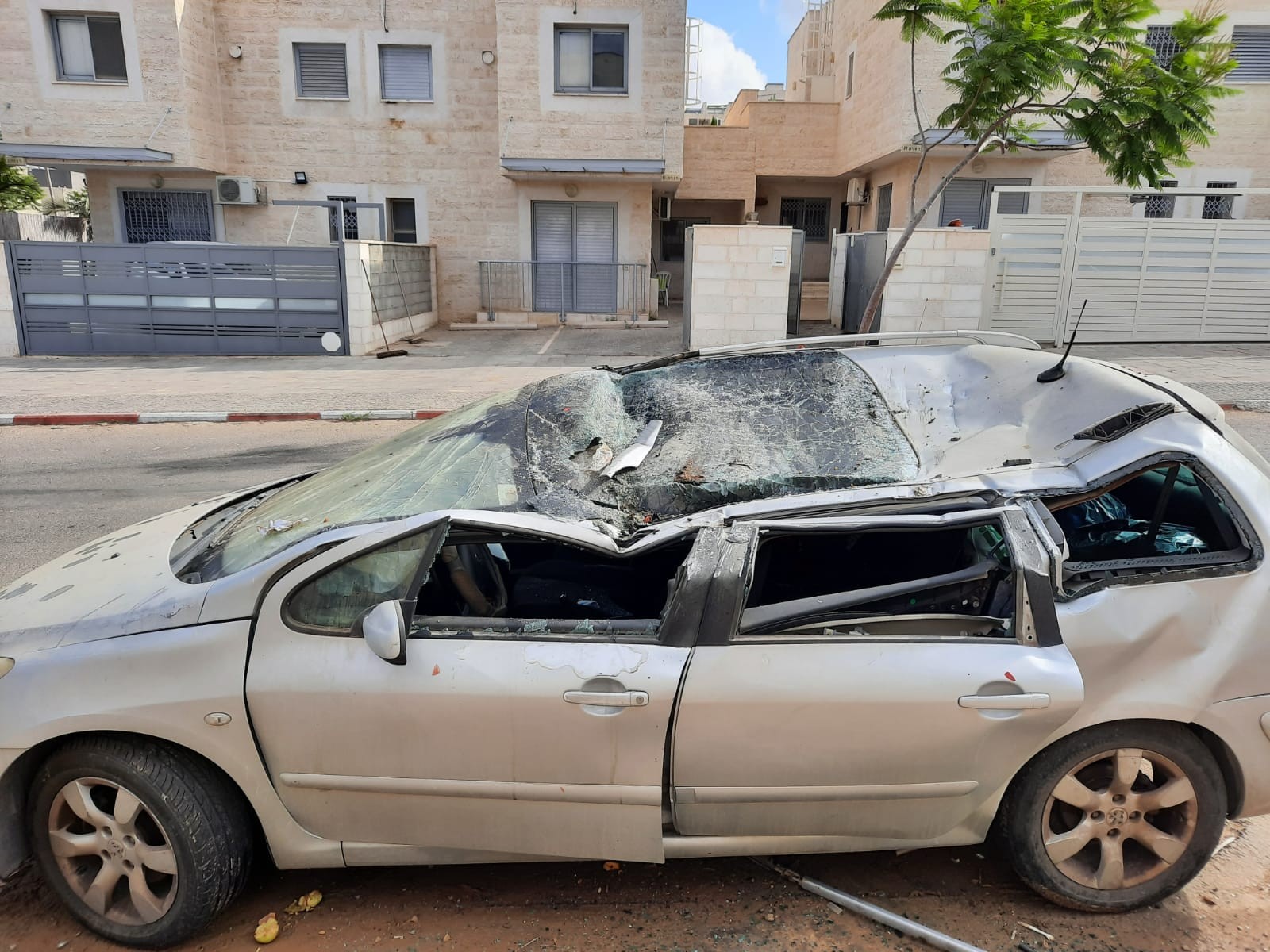 תיעוד מנתיבות: הפח נופל ומרסק את הרכב | צפו