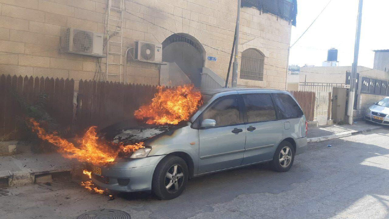 רכב של יהודים הוצת במזרח ירושלים; שני חשודים נעצרו