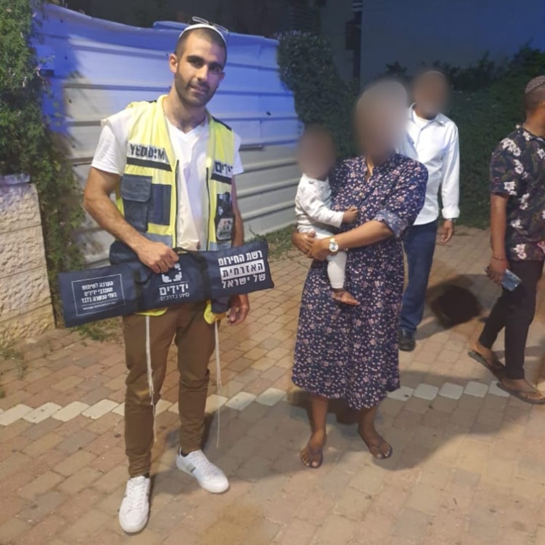 לוד: פעוט ננעל ברכב לעיני הוריו, כונני ידידים חילצו אותו