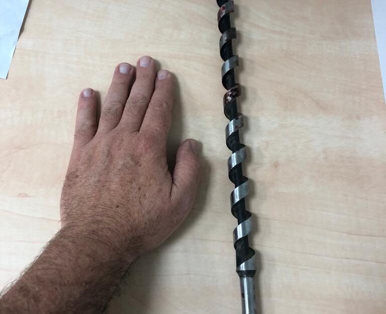 מפחיד: מקדח עצום הוצא מידו של פועל