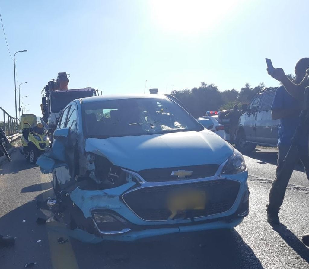 תאונה כתוצאה מפיגוע אבנים. צילום: דוברות מד"א