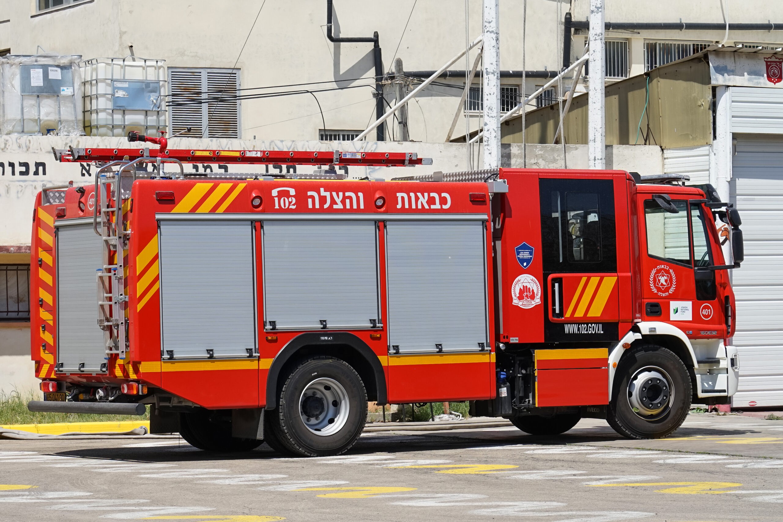 שריפה בחיפה: בתי מגורים פונו, נערכים לפינוי בית אבות