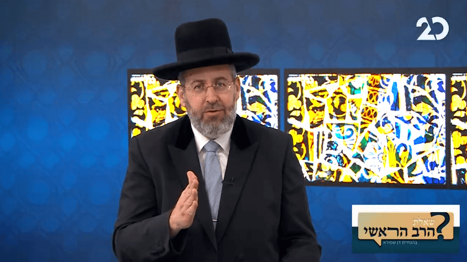 הרב הראשי עונה: האם חובה לעזור לרכב שנעצר בשולי הכביש?