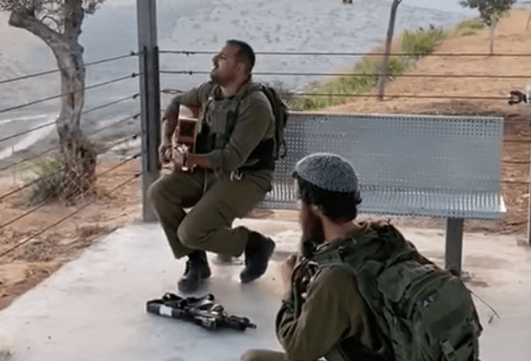 "מוקדש למילואימניקים": הלהיט הבא של עקיבא שנולד במקרה | צפו