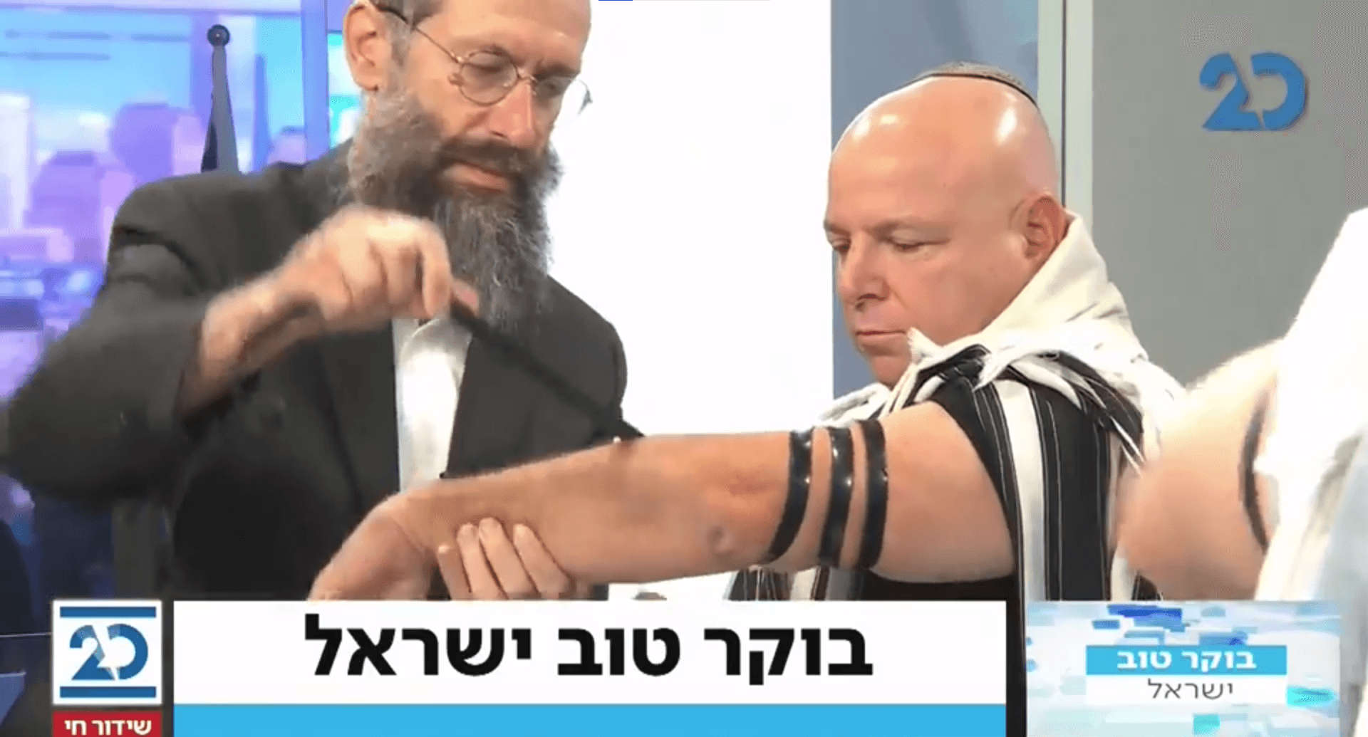 תכנית הבוקר בערוץ 20 נפתחה בהנחת תפילין באולפן | צפו