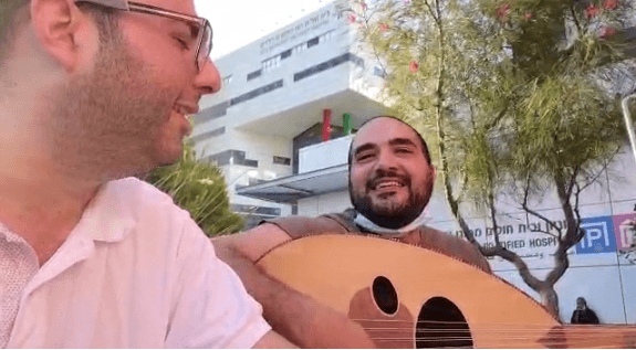 נגן ערבי ופייטן יהודי נפגשו בבית החולים | צפו בתיעוד