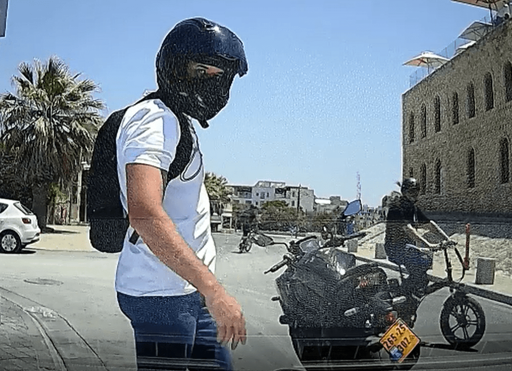 מחבל ערבי תקף אב ובנו: "אתם יהודים, המקום שלכם לא פה" | צפו
