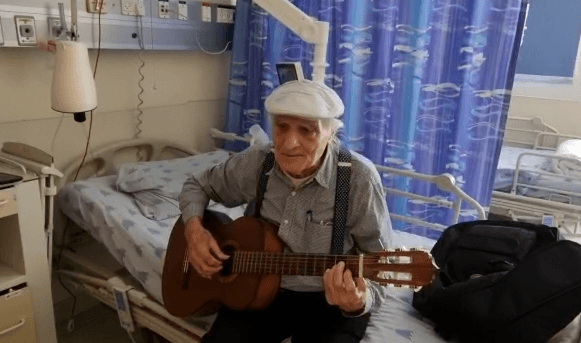 בגיל 87: ממשיך לנגן ולשיר גם ממיטת בית החולים | צפו